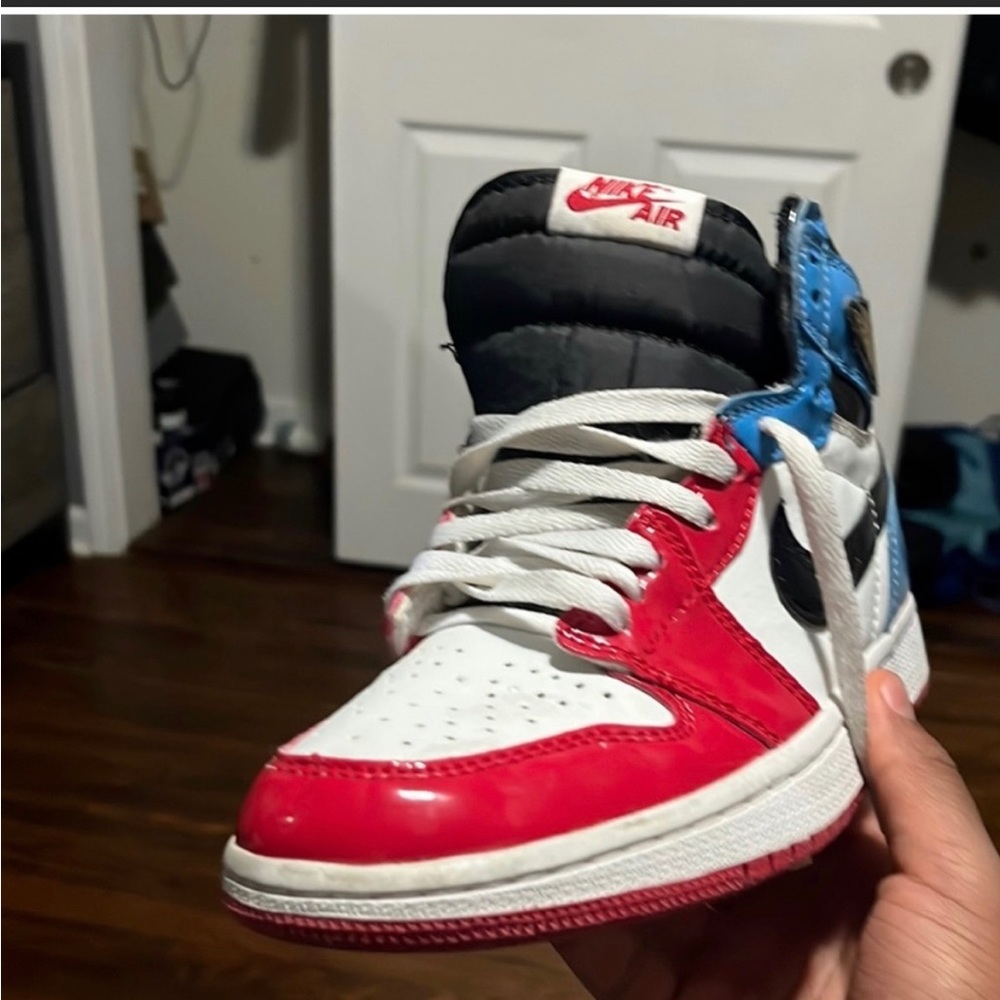 Jordan 1 fearless (WITH STAIN ON LEFT SHOE SHOWN IN 2nd picure).